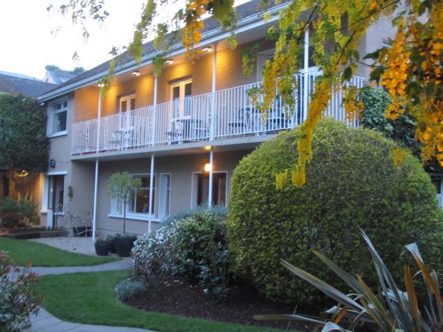 Pier House Hotel Кинсейл Екстериор снимка